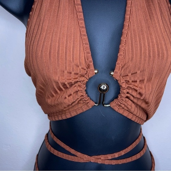 MEDIUM ROMWE BROWN RIBBED STRAPPY CROPPED CROP TOP  GOLD ACCENT BOHO - Picture 4 of 11